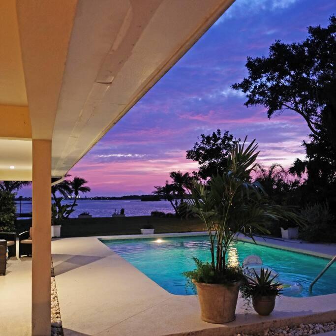 Perfecto'S Retreat- Luxury Cabin Villa St. Petersburg Exterior photo